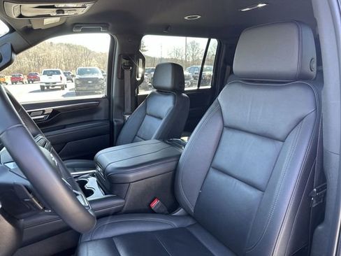 Used 2025 Chevrolet Suburban Z71 image 15