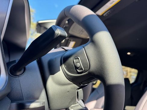 Used 2025 Chrysler Pacifica Select image 13