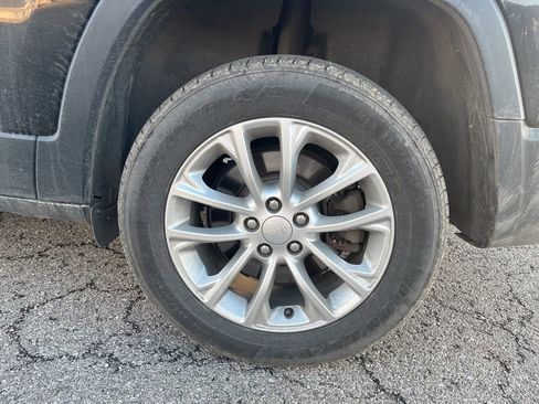 Used 2019 Jeep Cherokee Latitude w/ Popular Appearance Group image 10