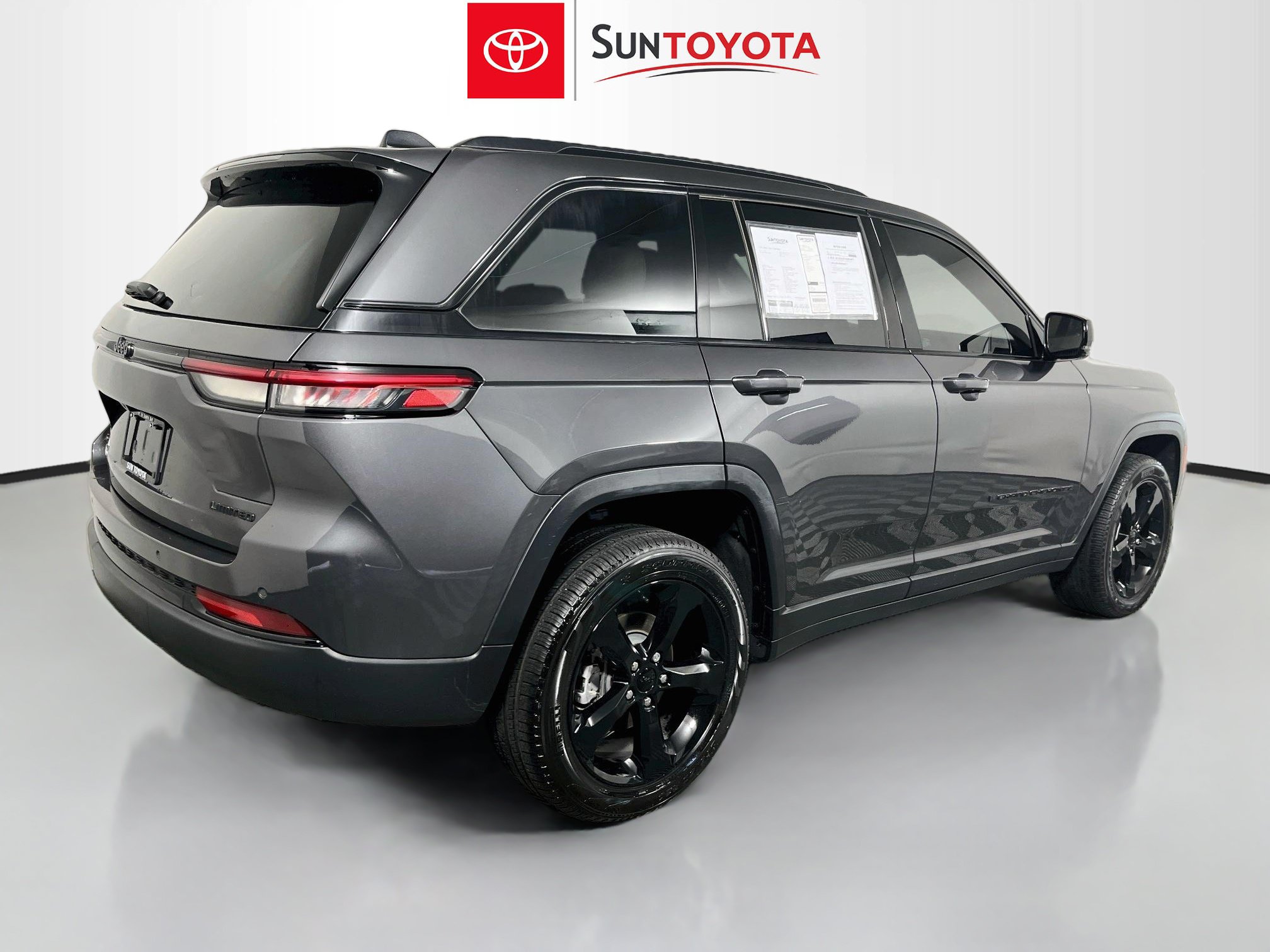 Used 2023 Jeep Grand Cherokee Limited w/ Black Appearance Package AWD/4WD image 4