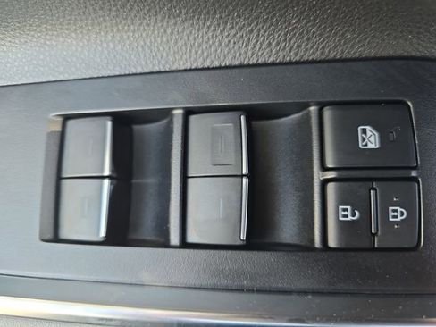 Used 2023 Toyota Highlander Limited image 28