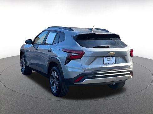 Used 2025 Chevrolet Trax LT w/ LT Convenience Package image 11