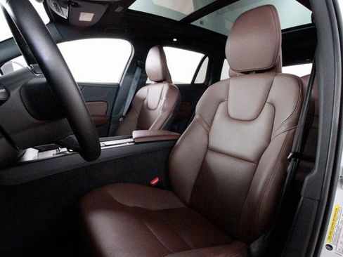 Certified 2025 Volvo V60 B5 Cross Country Plus image 19