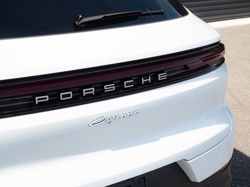 Certified 2026 Porsche Cayenne E-Hybrid AWD/4WD image 40