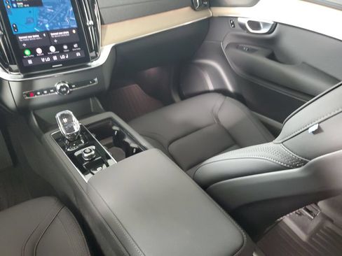 Certified 2025 Volvo XC90 T8 Plus w/ Protection Package Premier AWD/4WD image 15