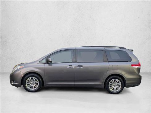 Used 2014 Toyota Sienna XLE image 9