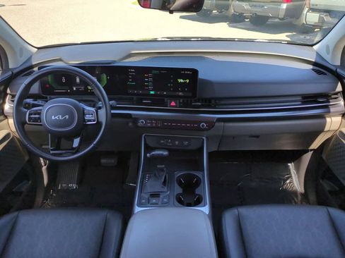 Used 2025 Kia Carnival FWD image 15