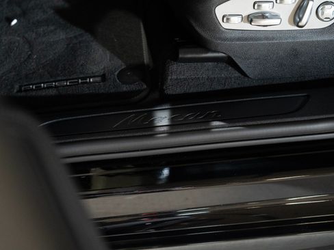 Certified 2023 Porsche Macan AWD/4WD image 18