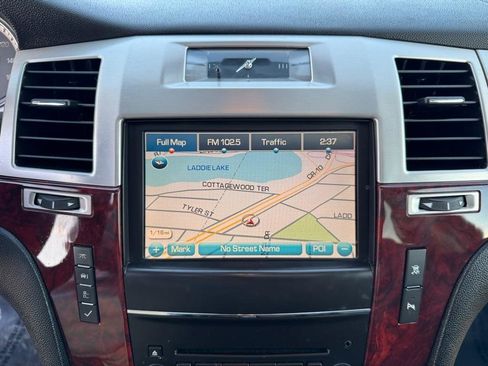 Used 2011 Cadillac Escalade Luxury image 40