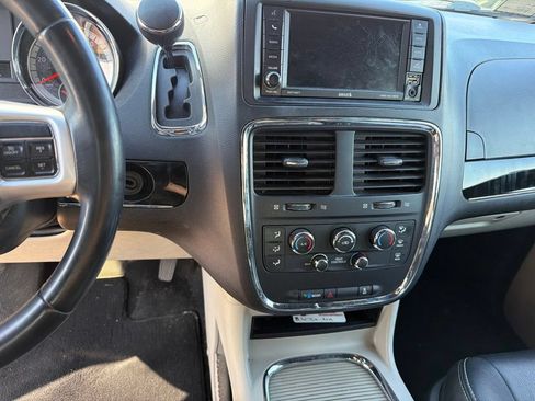 Used 2018 Dodge Grand Caravan SXT FWD image 18