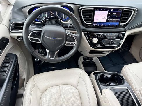 Used 2021 Chrysler Pacifica Touring-L w/ Premium & Safety Sphere Group FWD image 17