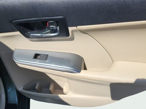 Used 2012 Toyota Camry XLE w/ Leather Pkg FWD image 16