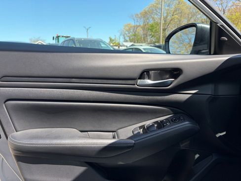 Used 2025 Nissan Altima 2.5 SV FWD image 18