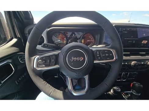Used 2025 Jeep Wrangler Unlimited Sahara AWD/4WD image 7