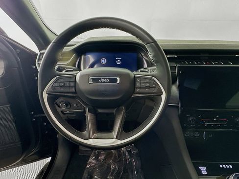 Used 2025 Jeep Grand Cherokee Limited w/ Black Appearance Package image 17