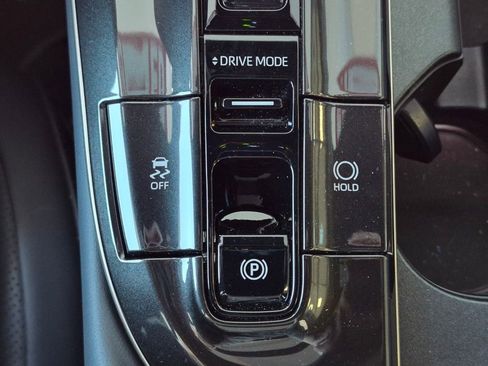 Used 2025 Toyota Crown Platinum w/ Carpet Mat Package (TMS) AWD/4WD image 28