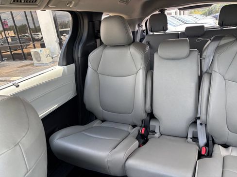Used 2025 Toyota Sienna XLE FWD image 41