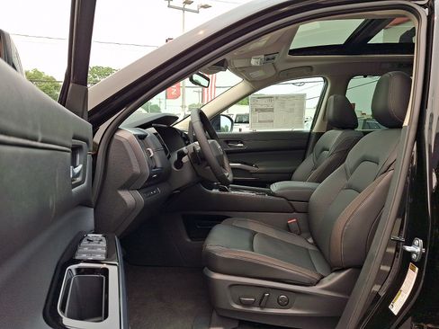 New 2026 Nissan Pathfinder SL w/ SL Premium Package AWD/4WD image 10