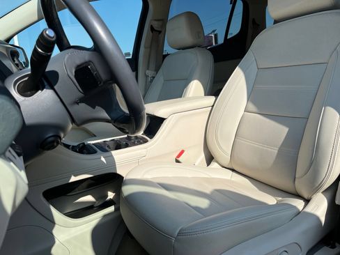 Used 2022 GMC Acadia Denali w/ Denali Ultimate Package FWD image 8