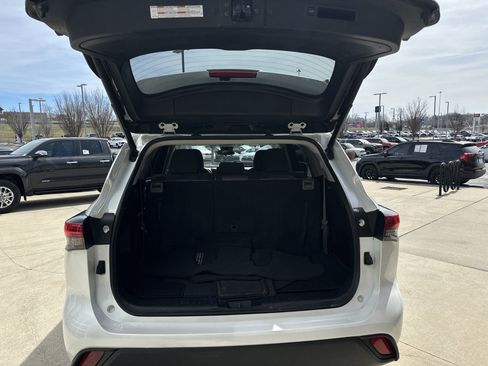 Used 2022 Toyota Highlander LE image 29