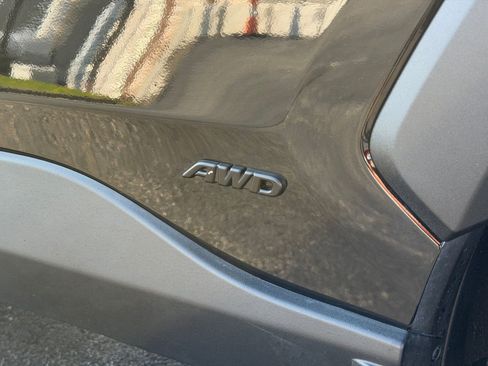 Used 2022 Toyota RAV4 XLE Premium image 38