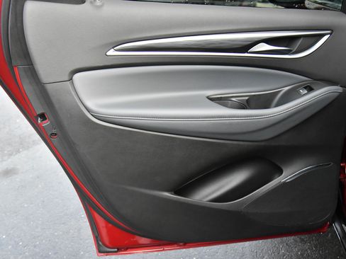 Used 2024 Buick Enclave Premium image 38