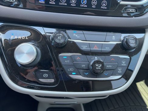 Used 2017 Chrysler Pacifica Touring-L Plus w/ Tire & Wheel Group FWD image 19