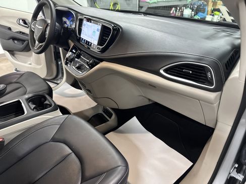 Used 2024 Chrysler Pacifica Select image 38
