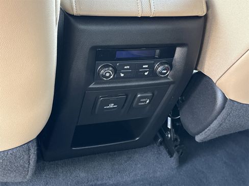 Used 2023 Chevrolet Traverse Premier image 12