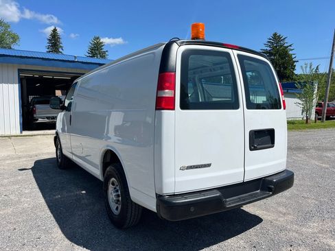 Used 2018 Chevrolet Express 2500 w/ Driver Convenience Package RWD image 14