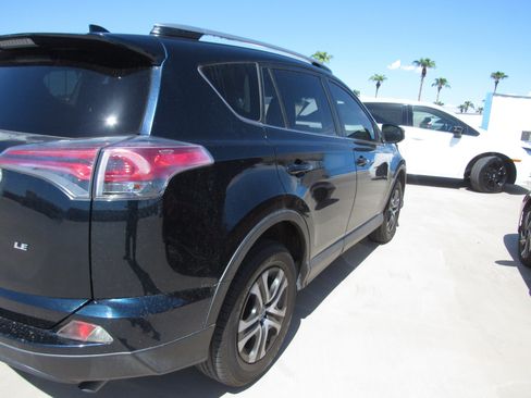 Used 2018 Toyota RAV4 LE FWD image 3