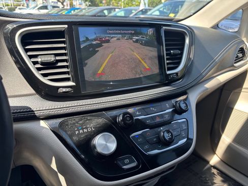 Used 2023 Chrysler Pacifica Touring-L FWD image 21