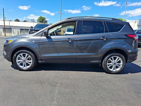 Used 2018 Ford Escape SE w/ SE Sync 3 Package AWD/4WD image 2