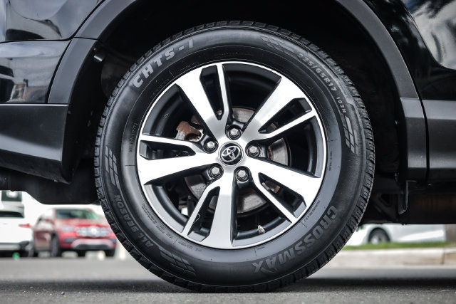 Used 2017 Toyota RAV4 XLE AWD/4WD image 7