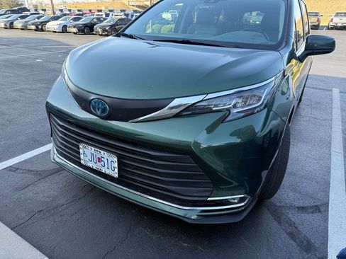 Used 2021 Toyota Sienna XLE w/ XLE Plus Package image 2