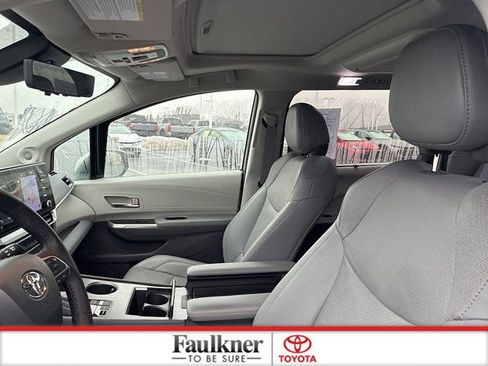 Used 2021 Toyota Sienna Limited image 27