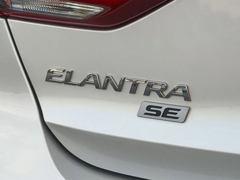 Used 2017 Hyundai Elantra SE image 24