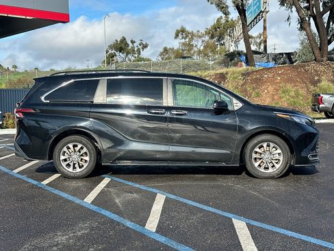 Used 2024 Toyota Sienna XLE image 6