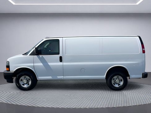 Used 2021 Chevrolet Express 2500 w/ Driver Convenience Package RWD image 3