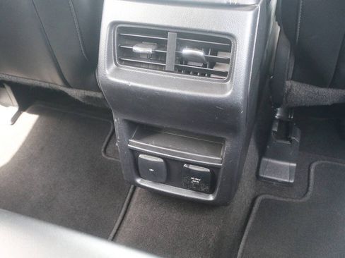 Used 2019 Ford Edge Titanium AWD/4WD image 16
