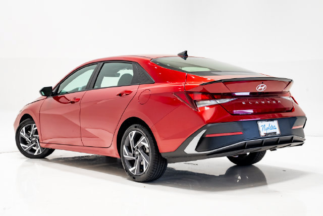 Used 2025 Hyundai Elantra Sport FWD image 30