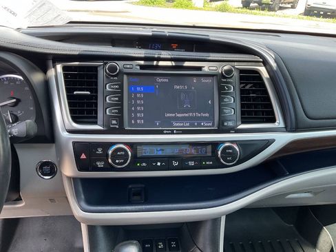 Used 2014 Toyota Highlander Limited w/ Driver Technology Package AWD/4WD image 24