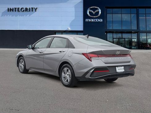 Used 2024 Hyundai Elantra SE FWD image 4