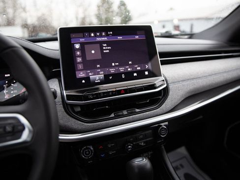 Used 2024 Jeep Compass Latitude image 14