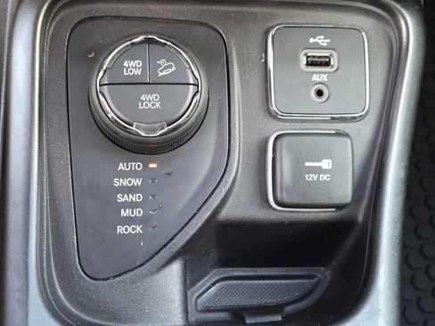 Used 2017 Jeep Compass Trailhawk w/ Navigation Group AWD/4WD image 18
