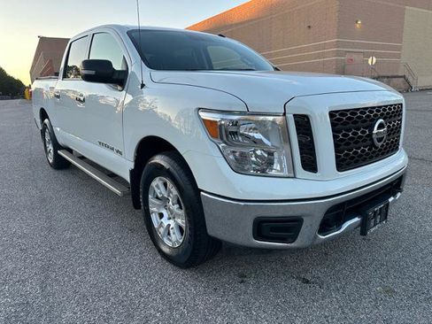 Used 2019 Nissan Titan SV image 3