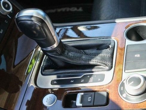 Used 2016 Volkswagen Touareg TDI image 15