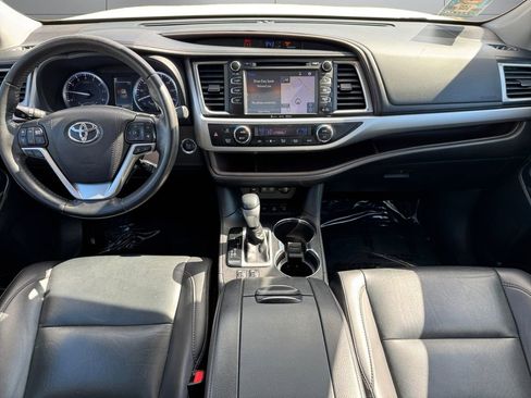 Certified 2019 Toyota Highlander XLE AWD/4WD image 12