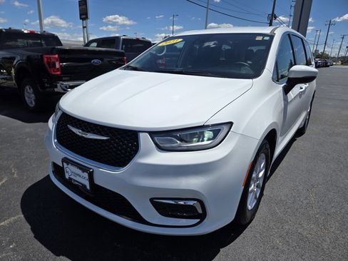 Used 2023 Chrysler Pacifica Touring-L FWD image 4