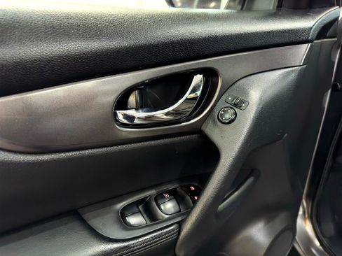 Used 2016 Nissan Rogue SV image 23